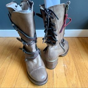 *PERFECT COND.* FREEBIRD CORA Tan Leather Boots with Snakeskin Buckles